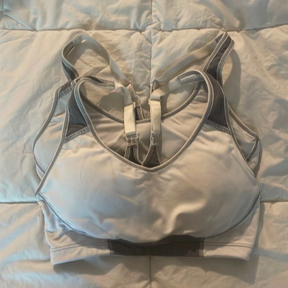 Set of 2 identical sports bras